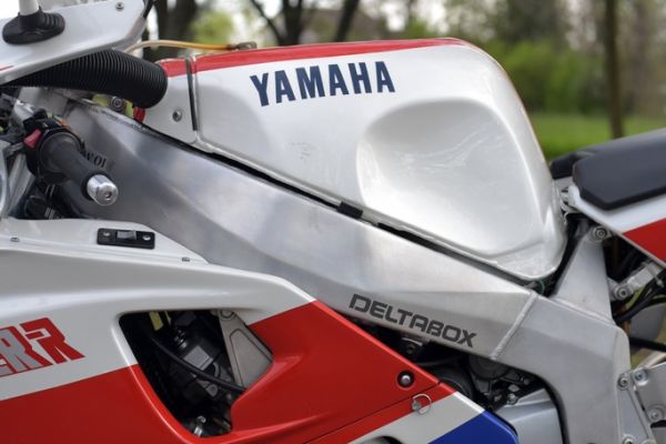 yamaha-fzr-750-r-ow01-1213C52C9F-D37C-AEF3-6079-9E1BD8B3D8D5.jpg