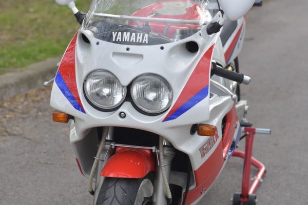 yamaha-fzr-750-r-ow01-64A89FC38-F965-58AF-0D21-4E600C17C404.jpg